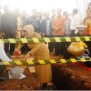 Bupati saat meletakan batu pertama pembangunan ruang rawat inip KMC.